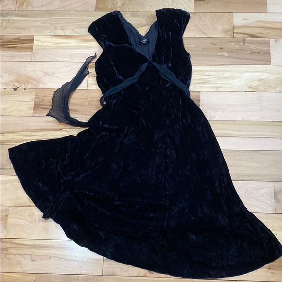 Stills Dresses & Skirts - Elegant Vintage Stills deep Midnight Blue Silk and Velvet Dress